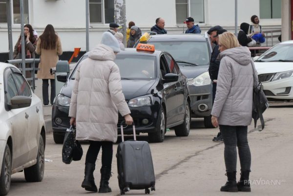 Водителям-самозанятым разрешат работать на иномарках после локализации такси